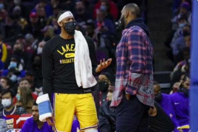 球速体育app-詹姆斯将谨慎对待膝盖伤势 湖人三巨头命途多舛